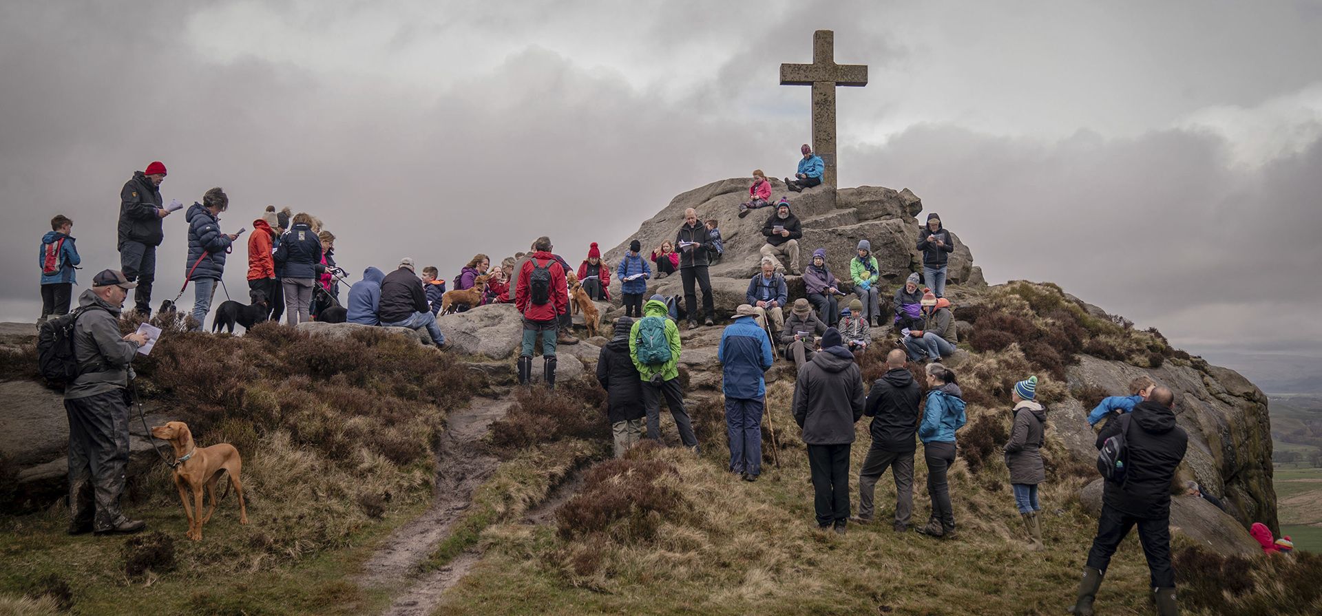 El rector Matthew Wood dirige a los feligreses de la Iglesia de San Pedro en una oración después de caminar hasta la Cruz Rylstone en Barden Moor para conmemorar el Viernes Santo, cerca de Ripponden, Inglaterra, el viernes 29 de marzo de 2024. (Danny Lawson/PA vía AP) El rector Matthew Wood dirige a los feligreses de la Iglesia de San Pedro en una oración después de caminar hasta la Cruz Rylstone en Barden Moor para conmemorar el Viernes Santo, cerca de Ripponden, Inglaterra, el viernes 29 de marzo de 2024. (Danny Lawson/PA vía AP)