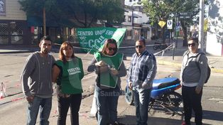 Continúa el acampe de los trabajadores frente a la sucursal del Coto