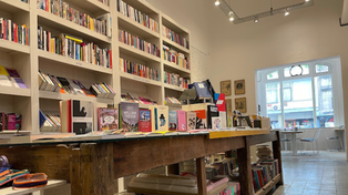Mal de Archivo es una librería en la que se prioriza la exposición de libros de editoriales independientes.