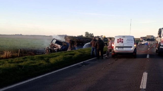 Fatal. Un fuerte choque entre un camión y una ambulancia en la ruta 33 dejó dos muertos.