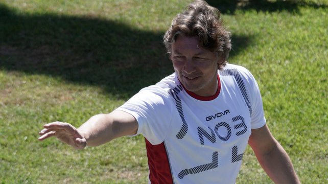 Gabriel Heinze ingresa contento al campo de entrenamiento de Newells para su primera práctica.