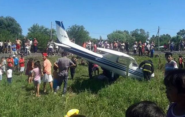El Cessna 152-2 se trasladaba de Mar del Plata a Morón pero debió aterrizar en una esquina de la localidad de Parque San Martín. (foto: Twitter)