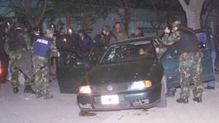 El auto conducido por Chavez recibió 48 disparos. La masacre de Ramallo terminó con tres de los ocupantes asesinados por las balas policiales.