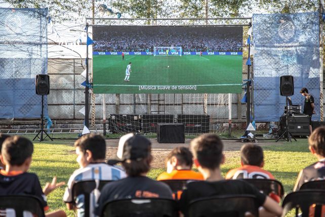 En la cancha. El predio fue un cine improvisado.