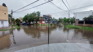 El agua de lluvia entró a las casas de barrio Alvear: Es la cuarta vez en ocho años que nos inundados
