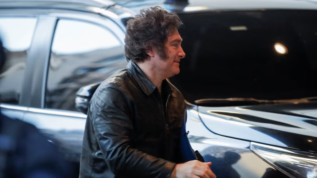 El presidente Javier Milei se mostró de buen humor al llegar al búnker de La Libertad Avanza en la Ciudad de Buenos Aires.