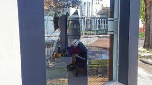 La peluquería está ubicada en la esquina de Pedro Ferré y Alvear