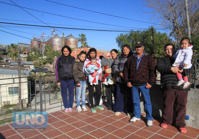 Dan pelea. La familia Gómez contó cómo creció Bajada Grande alrededor de la fábrica de aceite.  Foto UNO/Juan Ignacio Pereira
