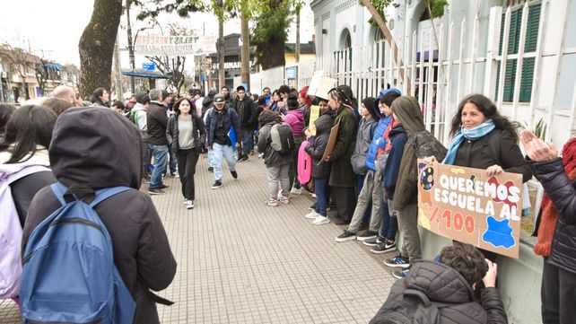 Abrazo solidario a una escuela de la zona sur por problemas edilicios