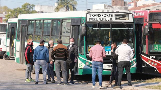 Colectivos: pagarían 50% del sueldo, y hay amenaza de paro