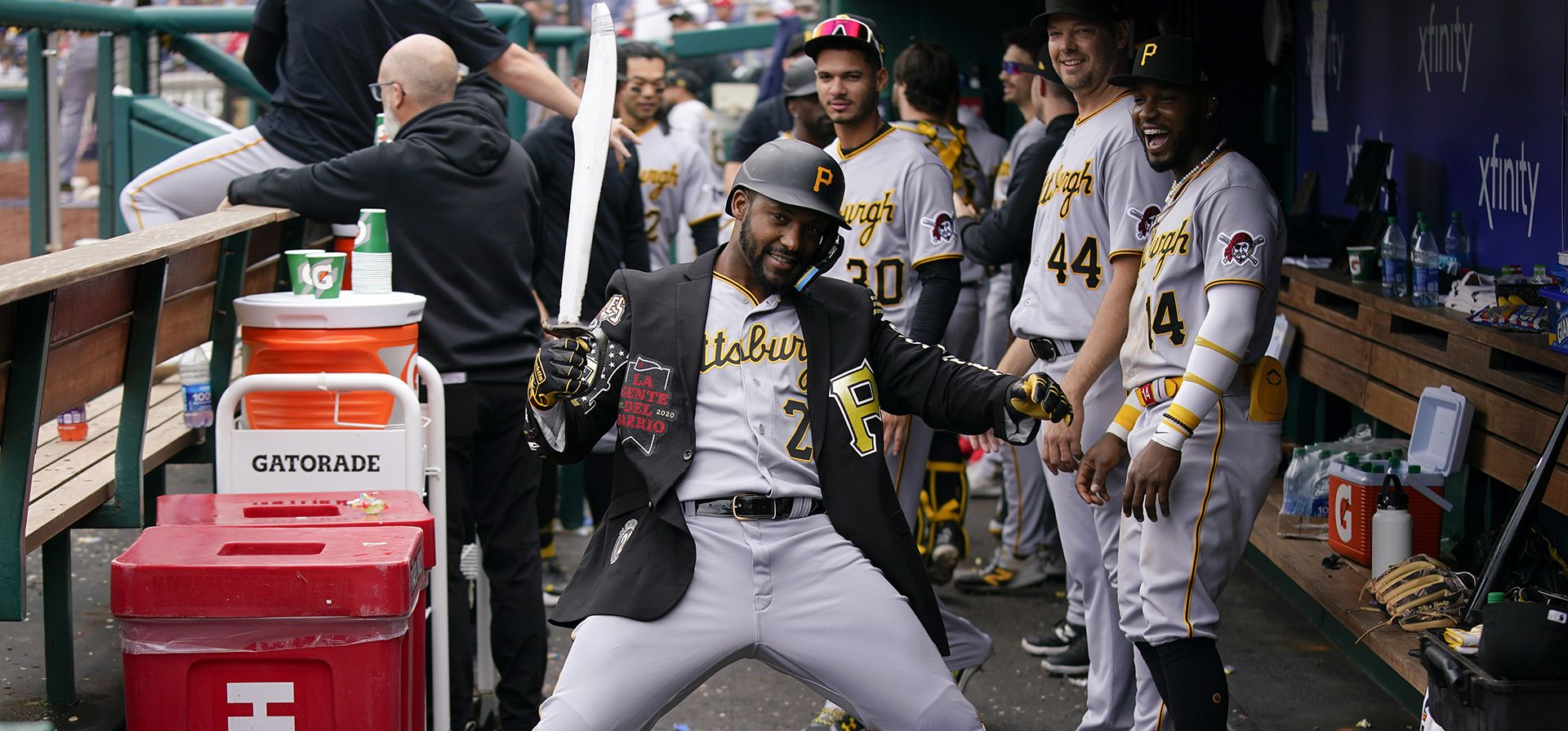 Miguel Andújar, de los Piratas de Pittsburgh, con una espada en la mano, celebra en el banquillo después de conectar un jonrón de dos carreras contra los Nacionales de Washington, el sábado 29 de abril de 2023. Aproximadamente la mitad de los clubes de la MLB utilizan algún tipo de utilería o ritual para celebrar un gran éxito o una gran jugada de formas que a menudo se vuelven virales. (Foto AP/Patrick Semansky, archivo) Miguel Andújar, de los Piratas de Pittsburgh, con una espada en la mano, celebra en el banquillo después de conectar un jonrón de dos carreras contra los Nacionales de Washington, el sábado 29 de abril de 2023. Aproximadamente la mitad de los clubes de la MLB utilizan algún tipo de utilería o ritual para celebrar un gran éxito o una gran jugada de formas que a menudo se vuelven virales. (Foto AP/Patrick Semansky, archivo)