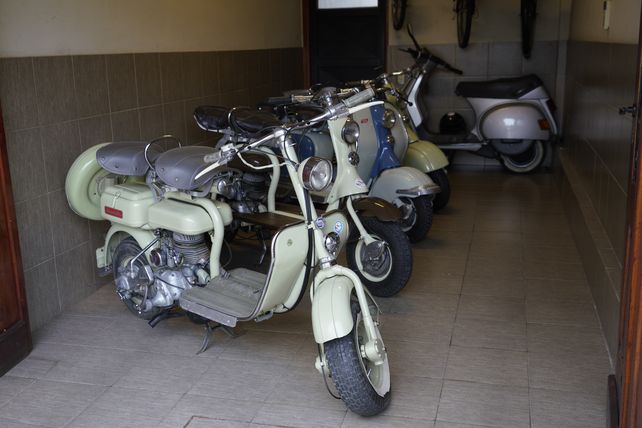 Cuatro motos de la icónica Siambretta lucen a pleno en el garage de los Tato.
