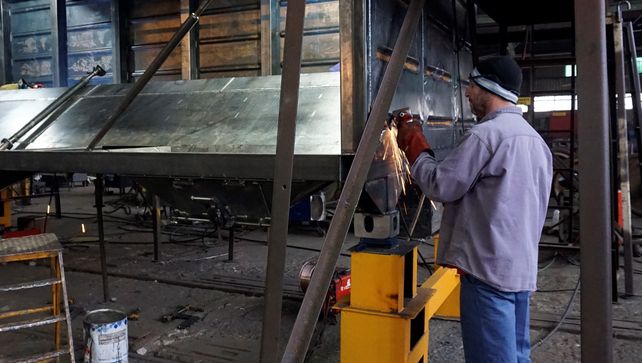 El resurgimiento de la fabrica santafesina que construyó en 1950 el primer vagón de carga argentino