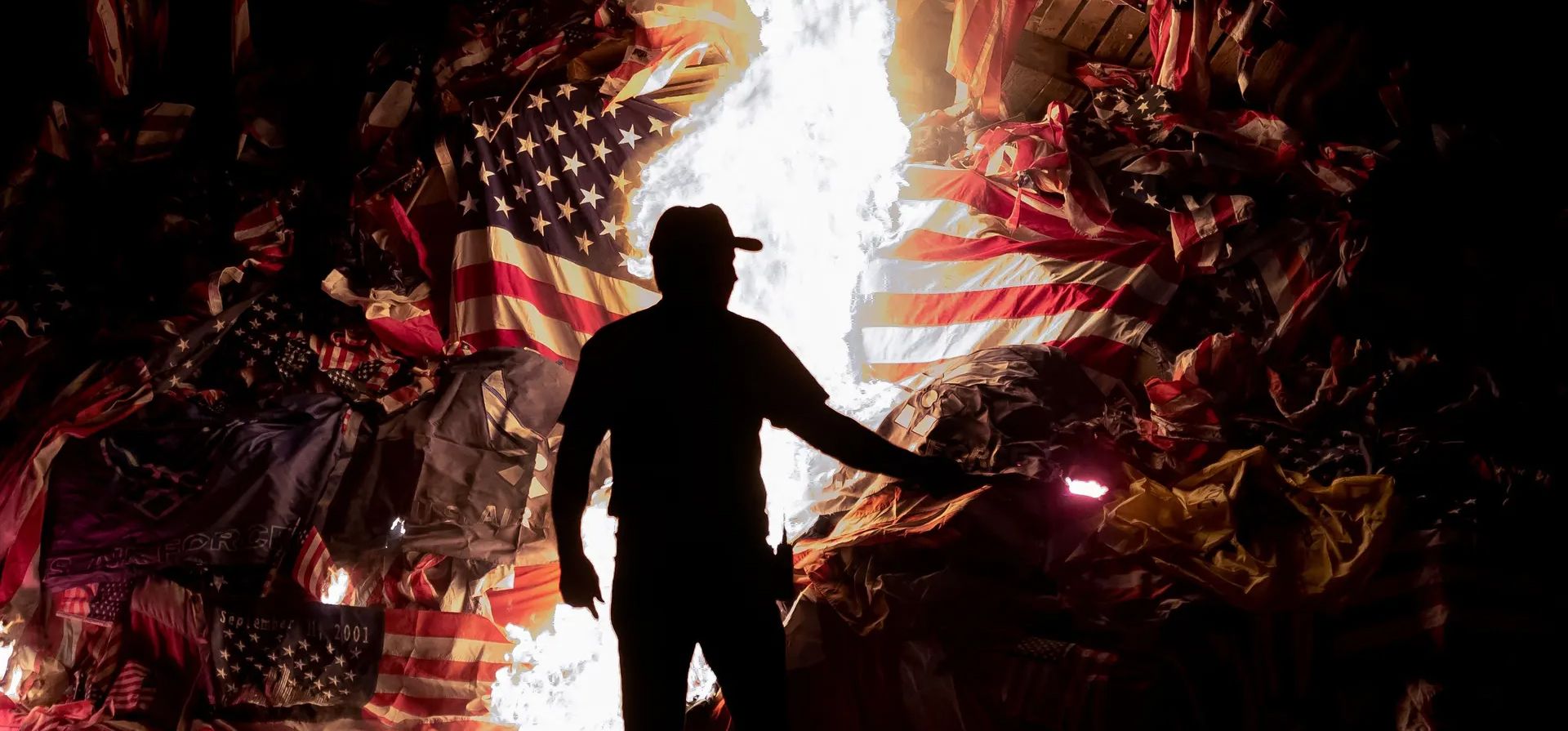 Siracusa, Estados Unidos. Un voluntario enciende la hoguera del Día de los Caídos en Syracusa, Nueva York. La tradición de quemar banderas viejas o desgastadas proviene de la práctica del siglo 18 de prender fuego para que los soldados que volvían de la batalla pudieran encontrar el camino de regreso al campamento. Fotografía: Stefani Reynolds/AFP/Getty Images Siracusa, Estados Unidos. Un voluntario enciende la hoguera del Día de los Caídos en Syracusa, Nueva York. La tradición de quemar banderas viejas o desgastadas proviene de la práctica del siglo 18 de prender fuego para que los soldados que volvían de la batalla pudieran encontrar el camino de regreso al campamento. Fotografía: Stefani Reynolds/AFP/Getty Images