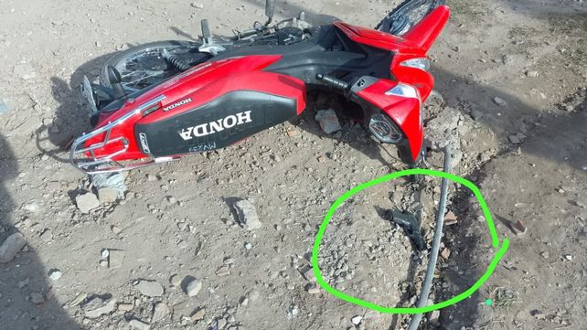 La Honda Wave que usaron los sicarios para balear el frente de la vivienda y la pistola que también abandonaron.