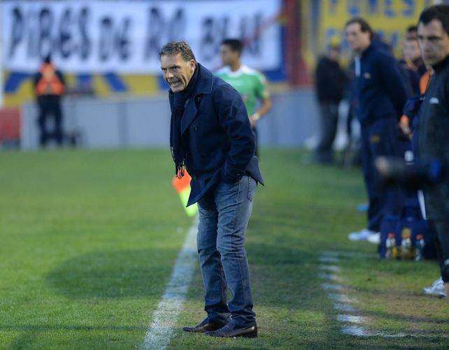 Russo sigue de cerca las instancias del partido en cancha de Instituto, en el debut de Central ante Juventud Unida.