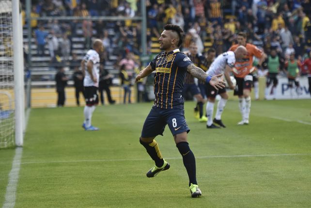 Montoya y uno de sus goles, frente a los hinchas de Central.