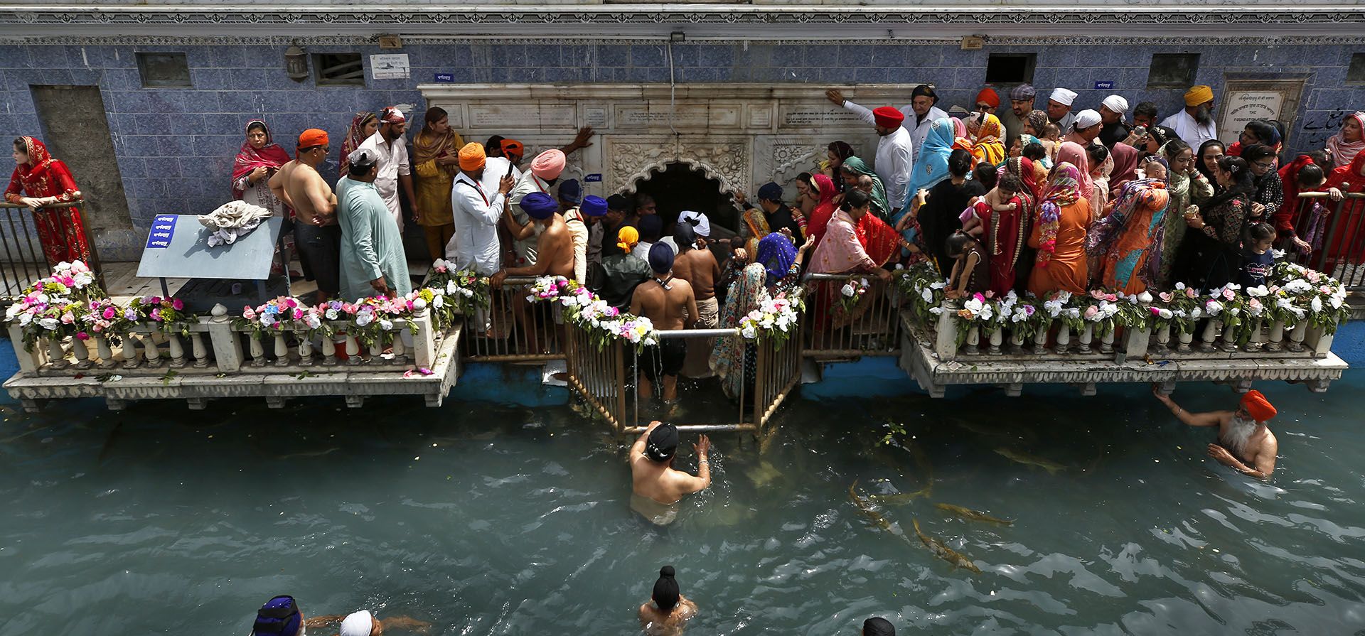 Peregrinos sijs realizan rituales durante el festival Vasakhi, en el santuario de Gurdwara Punja Sahib, el segundo lugar más sagrado para los sijs, en Hasan Abdal, a unos 50 kilómetros de Islamabad, Pakistán, el jueves 14 de abril de 2022.