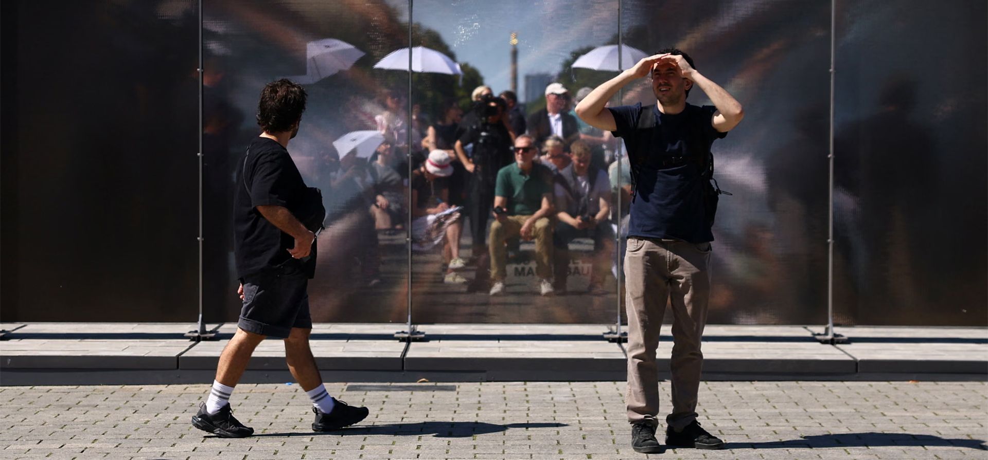 Varias personas posan junto a una instalación artística con espejos colocada frente a la Puerta de Brandeburgo para conmemorar el 65.º aniversario de la construcción del Muro de Berlín, Alemania. Fotografía: Lisi Niesner/Reuters Varias personas posan junto a una instalación artística con espejos colocada frente a la Puerta de Brandeburgo para conmemorar el 65.º aniversario de la construcción del Muro de Berlín, Alemania. Fotografía: Lisi Niesner/Reuters