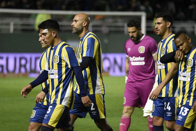 Los futbolistas de Central caminan con la cabeza gacha en cancha de Banfield, donde el canalla volvió a perder como visitante.