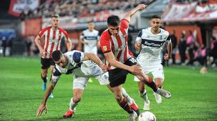 Estudiantes fue local en UNO ante su clásico rival.