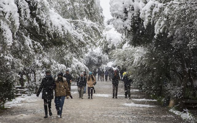 La ola de frío en Grecia cubre de nieve Atenas