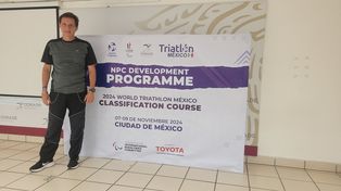 El médico especialista en medicina del deporte, Iván Yelín, obtuvo una certificación de la World Triatlon.