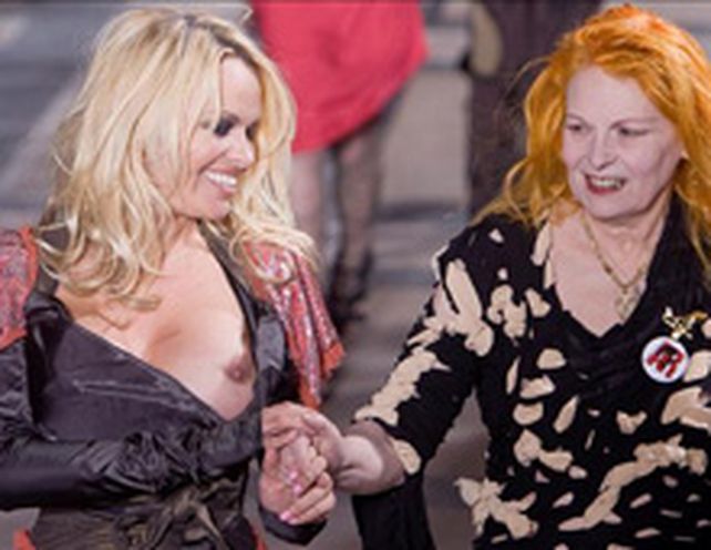 Pamela Anderson muestra todo en desfile de la Semana de la Moda en Par&iacute;s