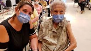 Tiene 100 años, se vacunó contra el coronavirus y lo festejó con un Fernet