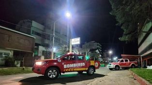 Bomberos trabajan sobre el derrumbe del hotel de avenida 1 y avenida Buenos Aires de Villa Gesell
