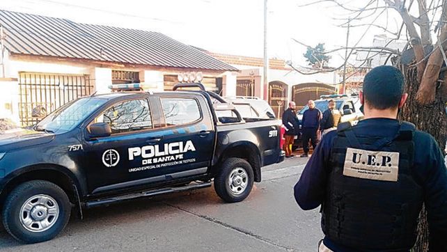 el final. La polic&iacute;a custodia la salida de Ram&oacute;n de la que fuera su casa.