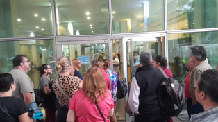 Familiares de personas internadas en el Heca y pacientes que debían realizarse estudios aguardan novedades en la explanada de Pellegrini y Crespo.&nbsp;