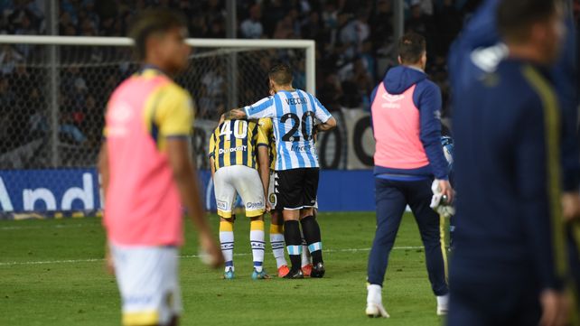 Vecchio saluda al pibe Facundo Buonanotte al término del partido en el Cilindro de Avellaneda.