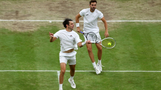 Horacio Zeballos volea en el césped del torneo de tenis de Wimbledon.&nbsp; 