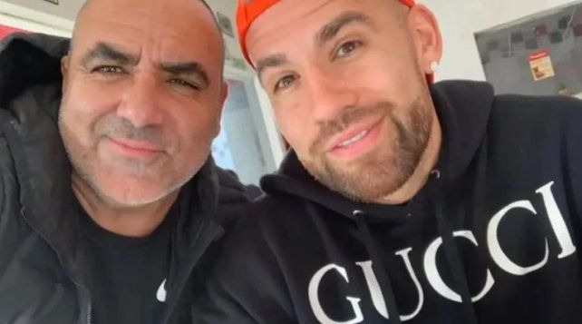 El representante Martín Sendoa junto a Nicolás Otamendi.&nbsp;