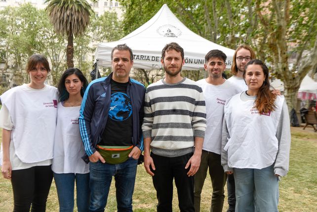Mauricio Cervigni y Pablo Martino, responsables del trabajo, junto a varios de los estudiantes que participan.