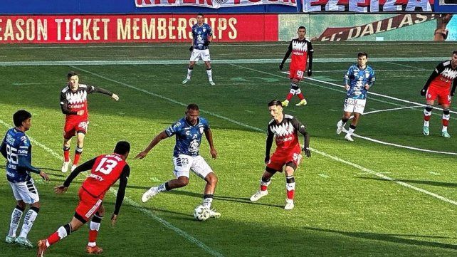 Salomón Rondón tuvo la más clara para Pachuca ante River.