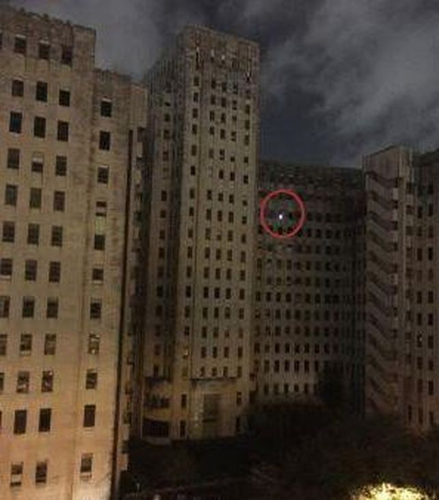 Una enfermera logró captar las imágenes del edificio que fue azotado por el huracán Katrina en 2005.