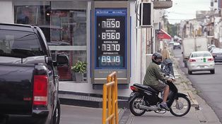 Los precios de hoy en una estación YPF de Paraná.&nbsp;