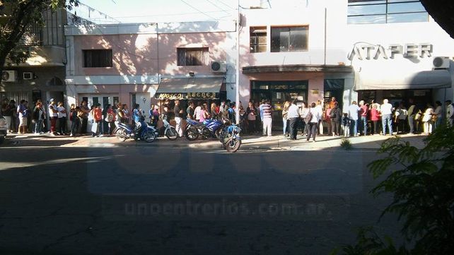 Largas colas de usuarios a la espera de turnos para solicitar el boleto estudiantil gratuito