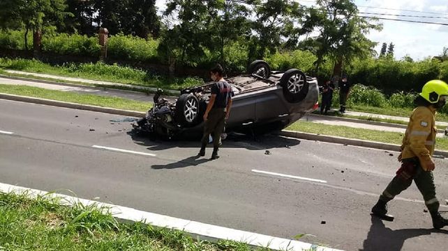 Paraná: tres heridos al volcar un auto en el Acceso Sur
