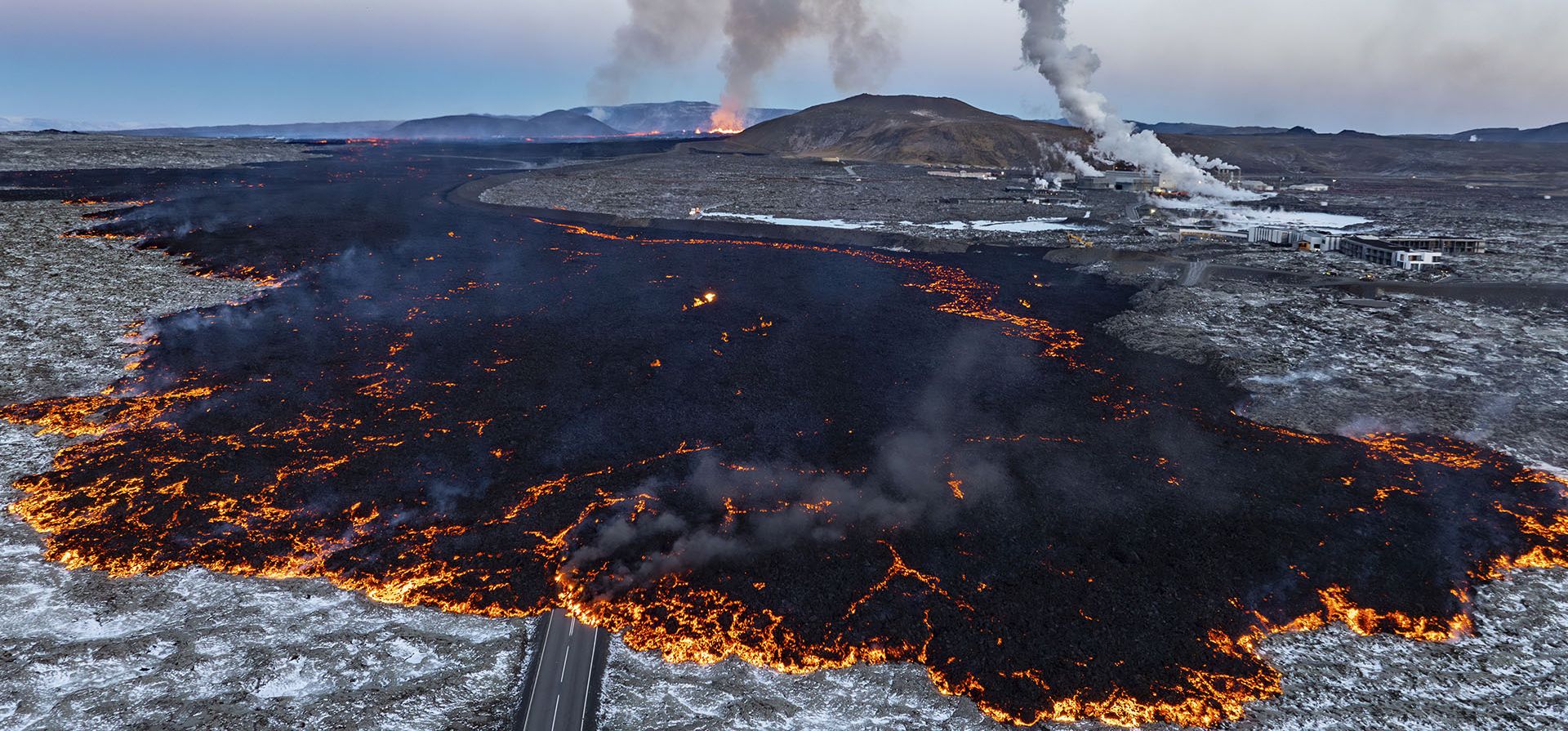 Vista panorámica del lugar de la erupción con el área de la Laguna Azul a la derecha y la fisura activa al fondo, luego de la erupción volcánica que comenzó el miércoles en la península de Reykjanes, en Islandia, el jueves 21 de noviembre de 2024. (Foto AP/Marco di Marco) Vista panorámica del lugar de la erupción con el área de la Laguna Azul a la derecha y la fisura activa al fondo, luego de la erupción volcánica que comenzó el miércoles en la península de Reykjanes, en Islandia, el jueves 21 de noviembre de 2024. (Foto AP/Marco di Marco)