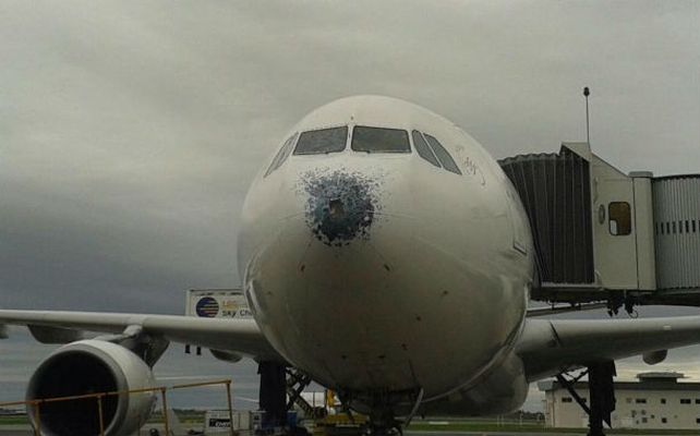Así quedó el Airbus 330 de Air Europa tras sortear la tormenta de granizo en Buenos Aires.