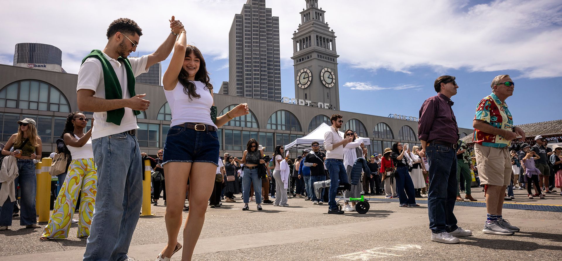 Una pareja baila al ritmo de Combo Tezeta, durante el Ferry Fest en el Ferry Building de San Francisco, el domingo 12 de julio de 2026. (Carlos Avila Gonzalez/San Francisco Chronicle vía AP) Una pareja baila al ritmo de Combo Tezeta, durante el Ferry Fest en el Ferry Building de San Francisco, el domingo 12 de julio de 2026. (Carlos Avila Gonzalez/San Francisco Chronicle vía AP)