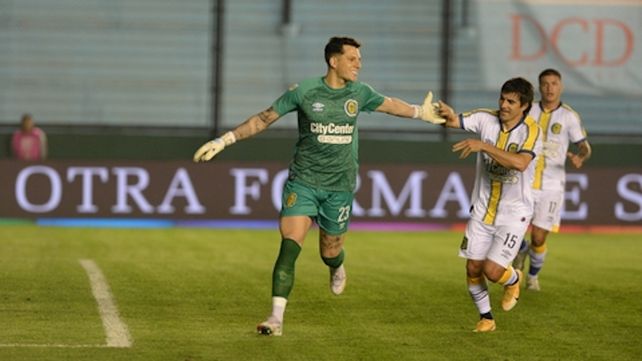 Servio, el arquero goleador de Central hizo doblete ante Arsenal
