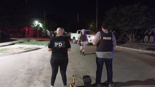 Personal de la Policía de Investigaciones en Colón al 3900, donde anoche mataron a un hombre de 35 años. 