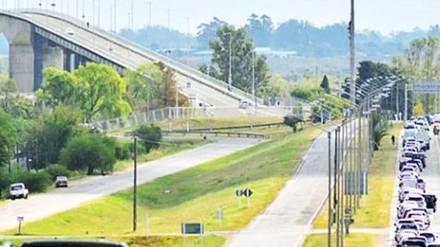 En Salto consideraron que el alza en los precios de combustibles y de productos en general en la economía argentina desestimulan al cruce de frontera.
