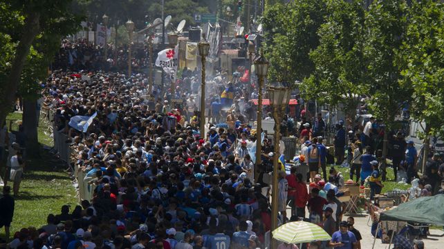 Una extensa marea humana intantaba ingresar a la Casa Rosada para despedir a Maradona.