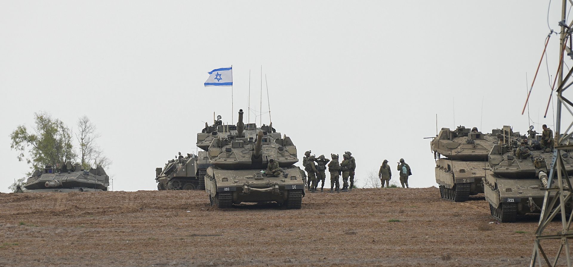 Soldados israelíes en un terreno de preparación cerca de la frontera israelí con Gaza, en el sur de Israel, el lunes 9 de octubre de 2023. Los gobernantes militantes de Hamas en la Franja de Gaza llevaron a cabo un ataque sin precedentes en múltiples frentes contra Israel al amanecer del sábado. (Foto AP/Ohad Zwigenberg) Soldados israelíes en un terreno de preparación cerca de la frontera israelí con Gaza, en el sur de Israel, el lunes 9 de octubre de 2023. Los gobernantes militantes de Hamas en la Franja de Gaza llevaron a cabo un ataque sin precedentes en múltiples frentes contra Israel al amanecer del sábado. (Foto AP/Ohad Zwigenberg)