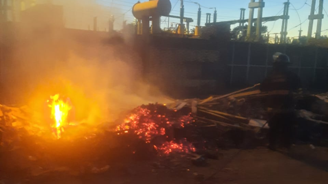 Incendio intencional en basural de zona oeste. Actuaron Bomberos Zapadores y&nbsp; la Policía detuvo a un presunto responsable